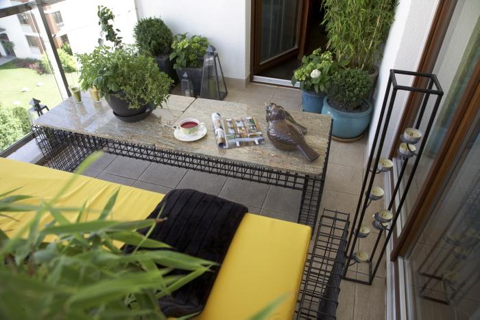 Mały balkon z ciekawymi meblami -