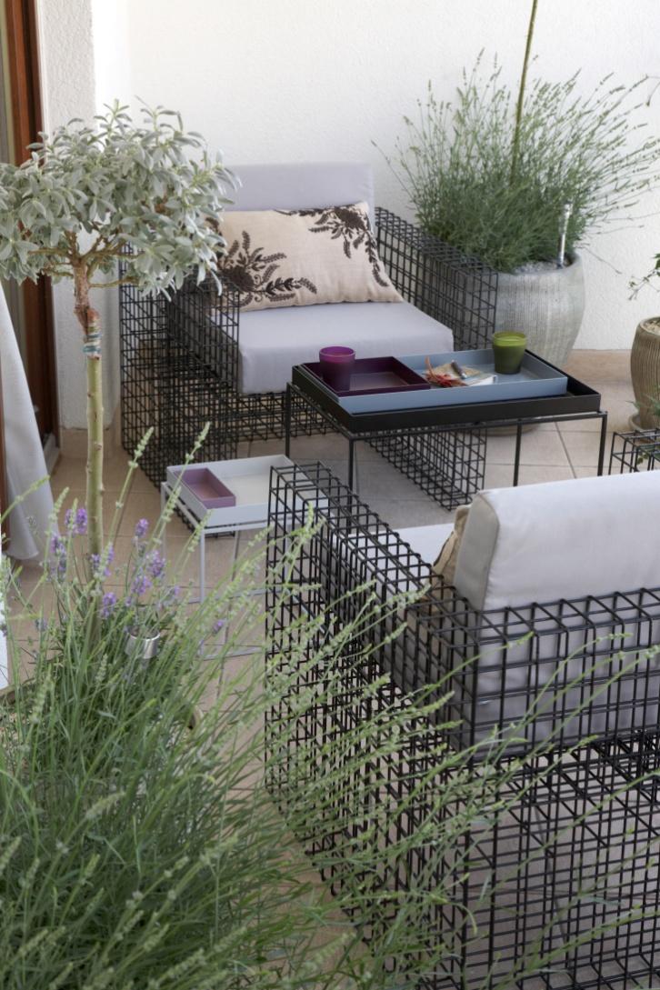 Mały balkon z ciekawymi meblami - strona