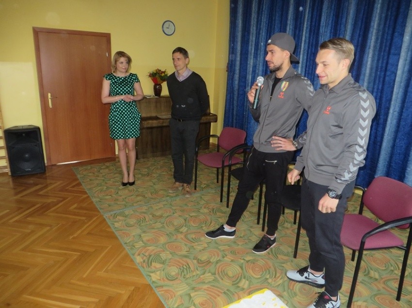 KORONA KIELCE W NASZYM PRZEDSZKOLU 25 lutego 2016 r. tuż przed godziną 9:00 progi naszego przedszkola przekroczył trener Korony Kielce Marcin Brosz.