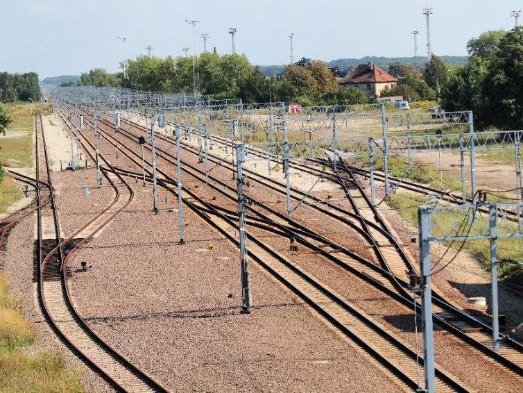 Definicja stacji jako elementu infrastruktury kolejowej Stacje kolejowe budowle kolejowe w formie układów torowych połączonych za pomocą rozjazdów, wraz z urządzeniami sterowania ruchem kolejowym i