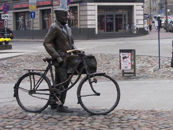 GWARA POZNAŃSKA Symbolicznym słowem gwary poznańskiej, funkcjonującym jako potoczna, często złośliwa nazwa regionu, jest pyra (ziemniak, kartofel).