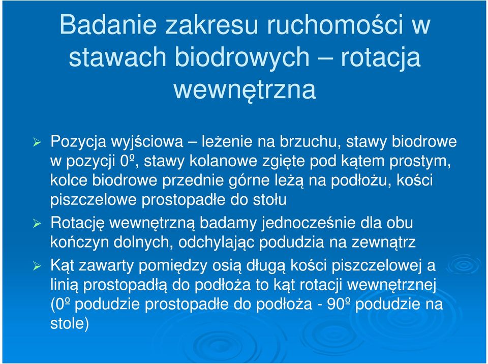 Rotację wewnętrzną badamy jednocześnie dla obu kończyn dolnych, odchylając podudzia na zewnątrz Kąt zawarty pomiędzy osią długą