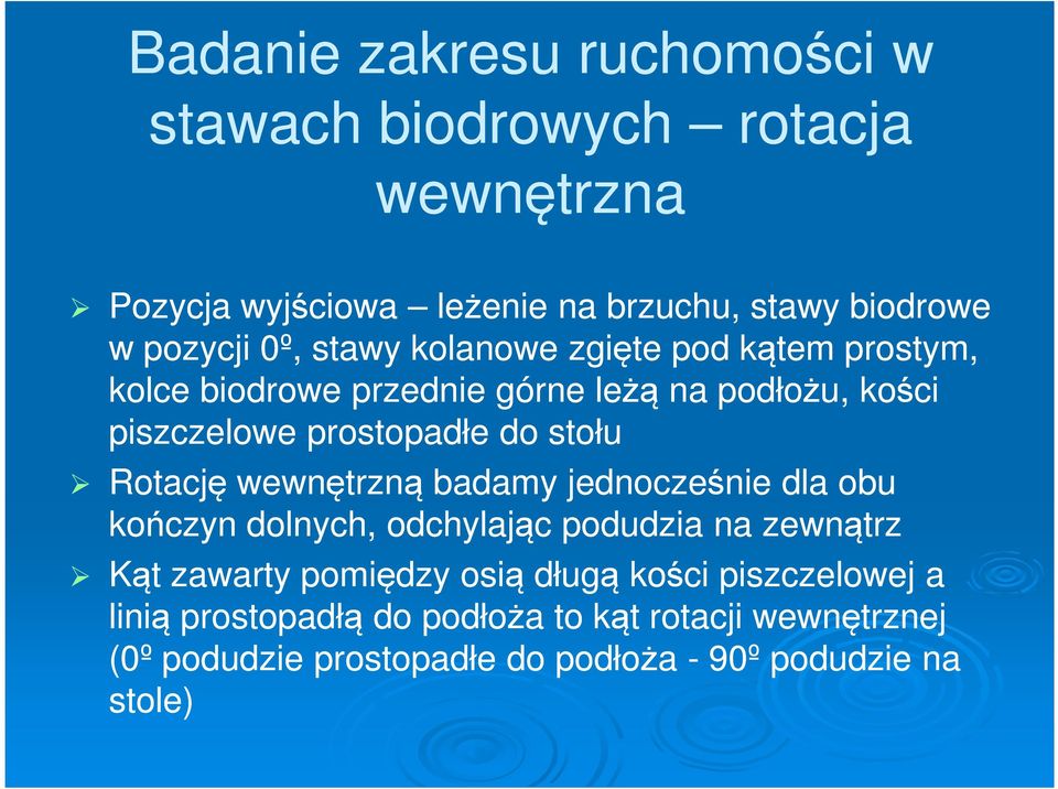 Rotację wewnętrzną badamy jednocześnie dla obu kończyn dolnych, odchylając podudzia na zewnątrz Kąt zawarty pomiędzy osią długą