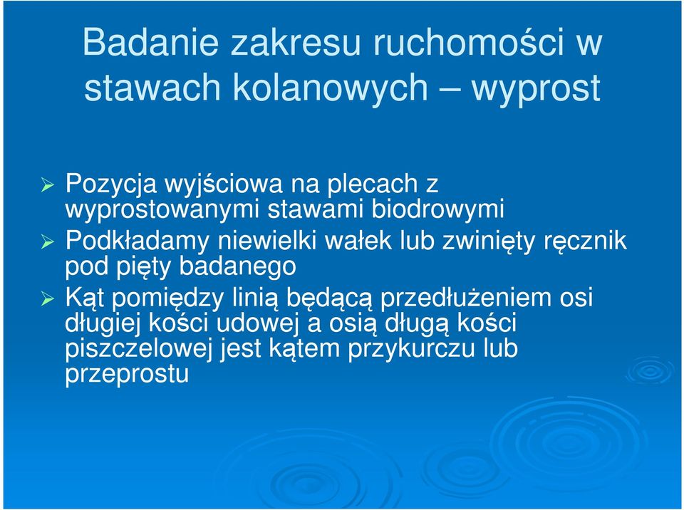 zwinięty ręcznik pod pięty badanego Kąt pomiędzy linią będącą przedłużeniem osi