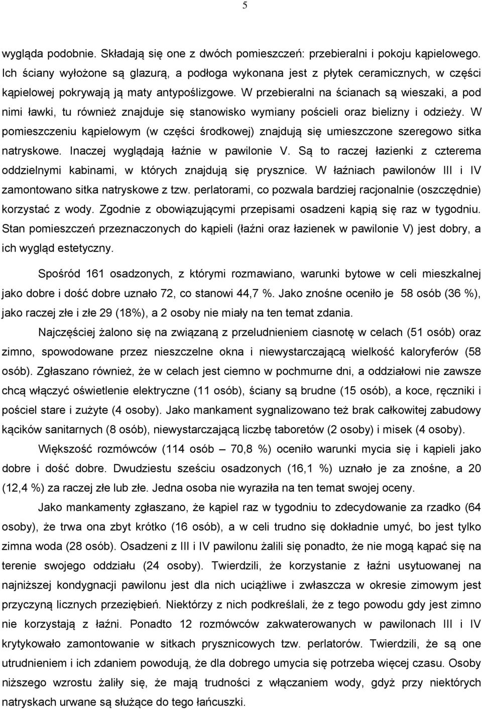 W przebieralni na ścianach są wieszaki, a pod nimi ławki, tu również znajduje się stanowisko wymiany pościeli oraz bielizny i odzieży.