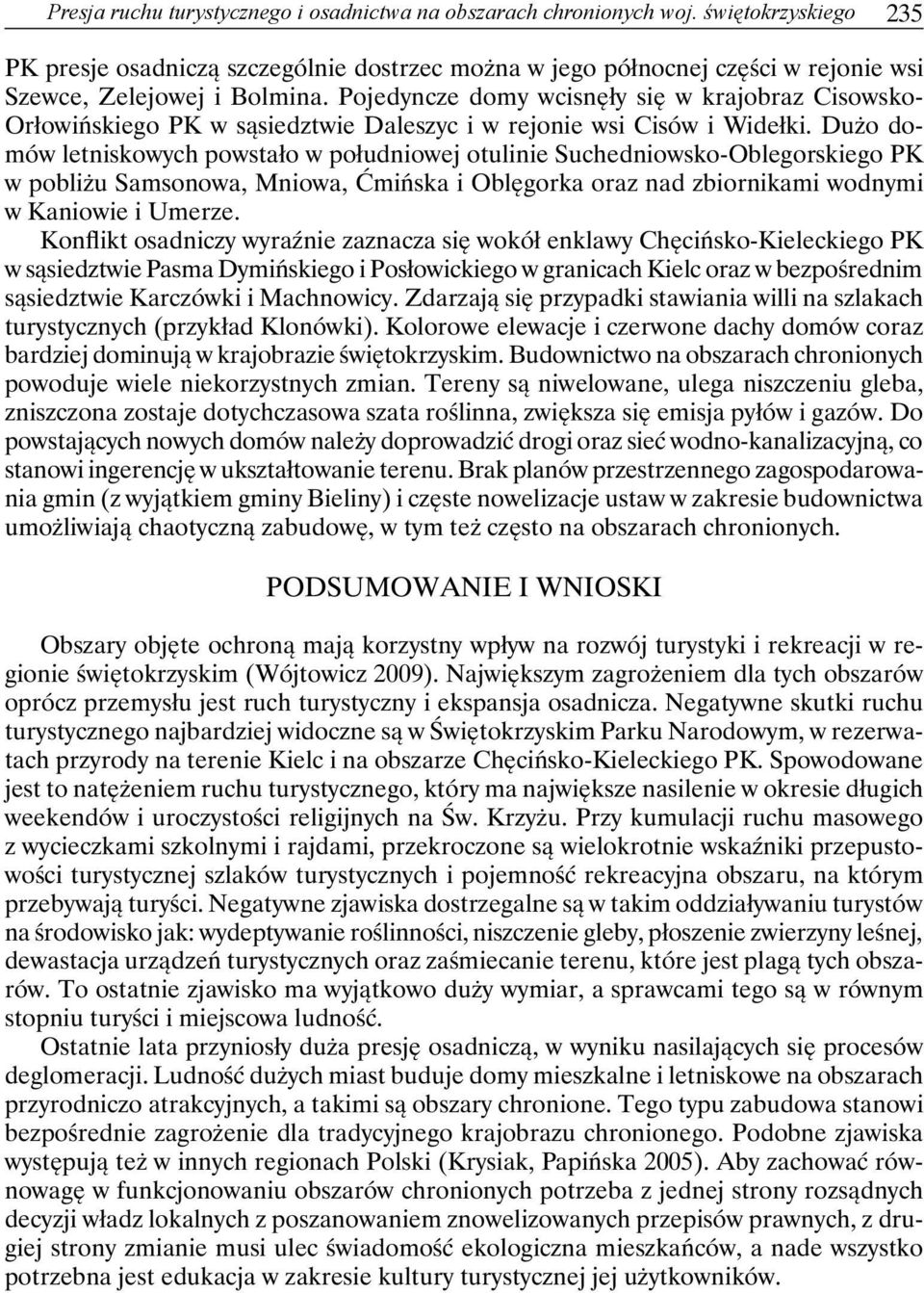 Pojedyncze domy wcisnęły się w krajobraz Cisowsko- Orłowińskiego PK w sąsiedztwie Daleszyc i w rejonie wsi Cisów i Widełki.