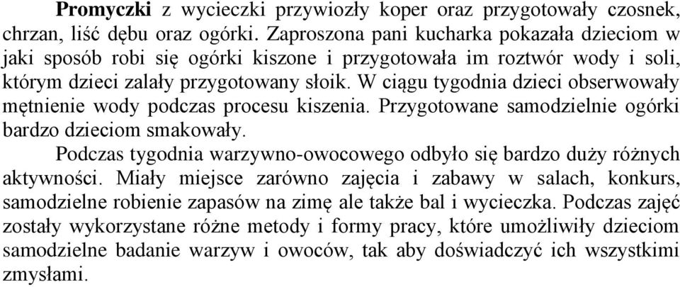 W ciągu tygodnia dzieci obserwowały mętnienie wody podczas procesu kiszenia. Przygotowane samodzielnie ogórki bardzo dzieciom smakowały.