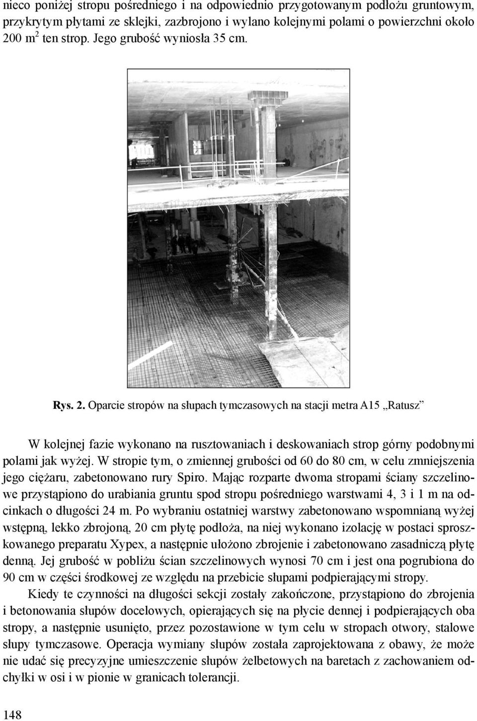 Oparcie stropów na słupach tymczasowych na stacji metra A15 Ratusz W kolejnej fazie wykonano na rusztowaniach i deskowaniach strop górny podobnymi polami jak wyżej.