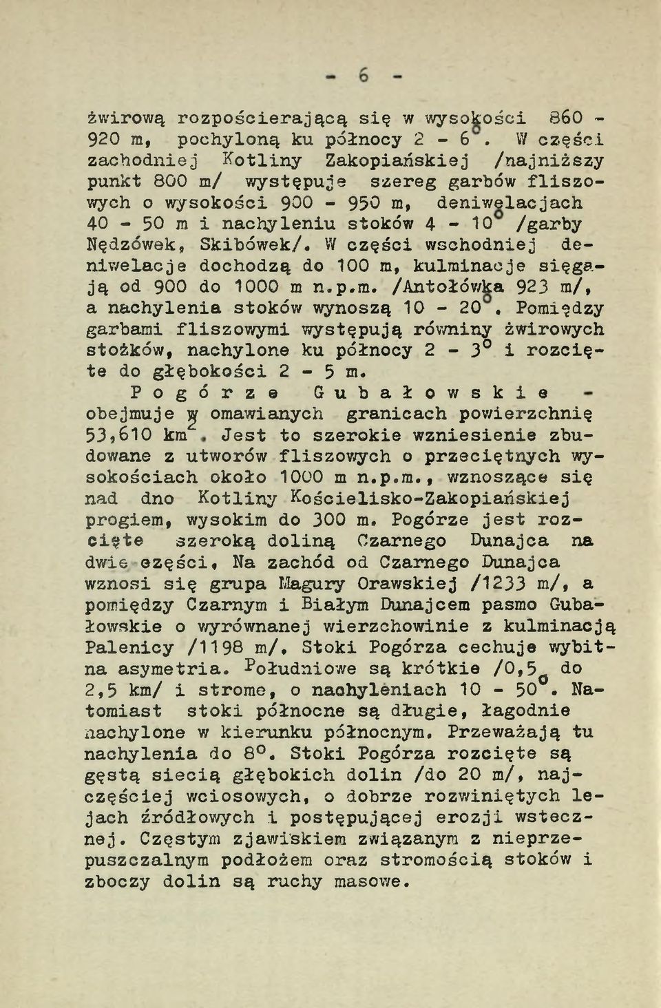 W części wschodniej deniwelacje dochodzą do 100 m, kulminacje sięgają od 900 do 1000 m n.p.m. /Antołówka 923 m/, a nachylenia stoków wynoszą 10-20.