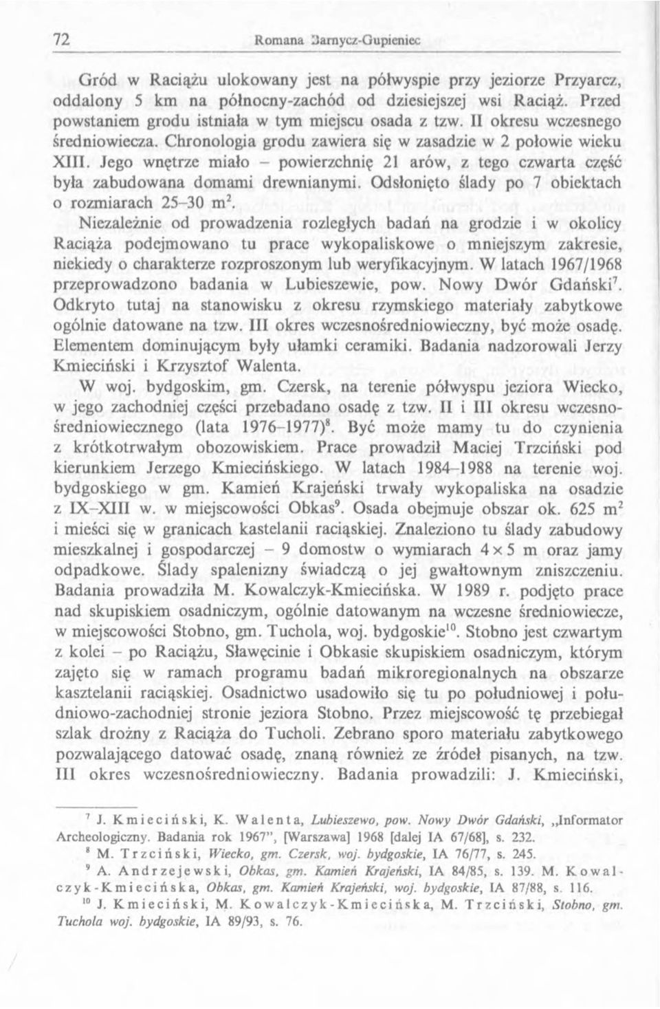 Jego wnętrze miało - powierzchnię 21 arów, z tego czwarta część była zabudowana dom am i drewnianymi. Odsłonięto ślady po 7 obiektach 0 rozm iarach 25-30 m 2.