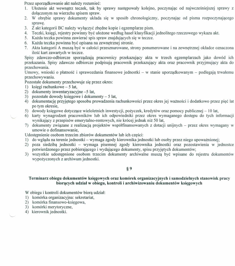 Teczki, księgi, rejestry powinny być ułożone według haseł klasyfikacji jednolitego rzeczowego wykazu akt. 5. Każda teczka powinna zawierać spis spraw znajdujących się w teczce. 6.