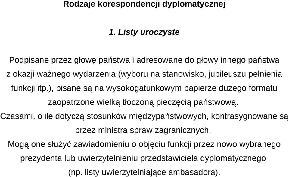 pełnienia funkcji itp.), pisane są na wysokogatunkowym papierze dużego formatu zaopatrzone wielką tłoczoną pieczęcią państwową.