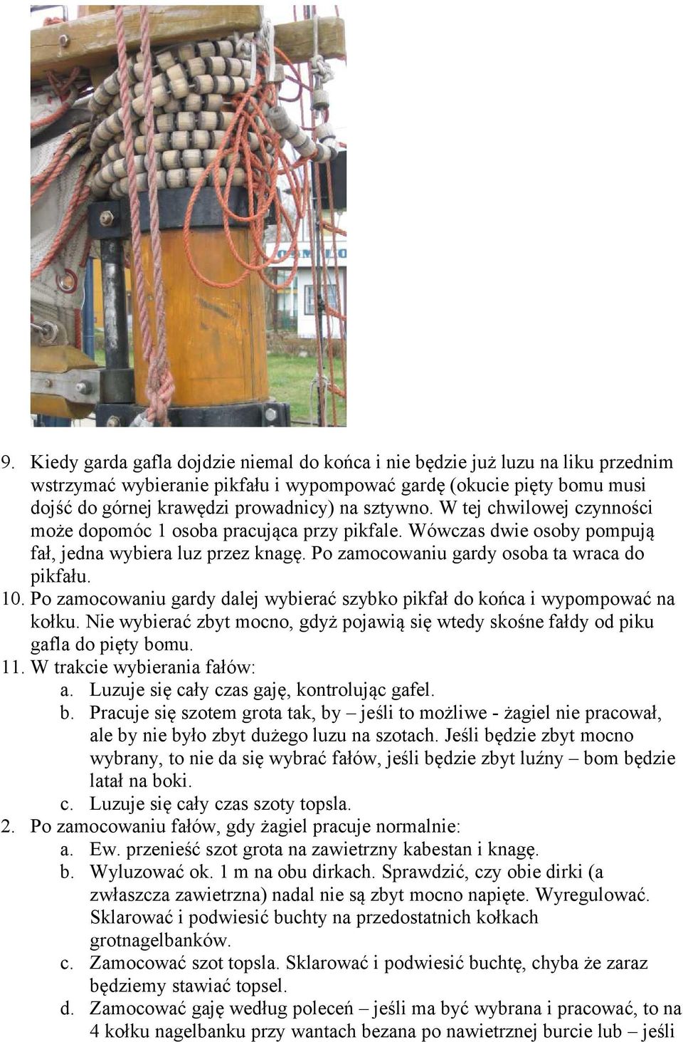 Po zamocowaniu gardy dalej wybierać szybko pikfał do końca i wypompować na kołku. Nie wybierać zbyt mocno, gdyż pojawią się wtedy skośne fałdy od piku gafla do pięty bomu. 11.