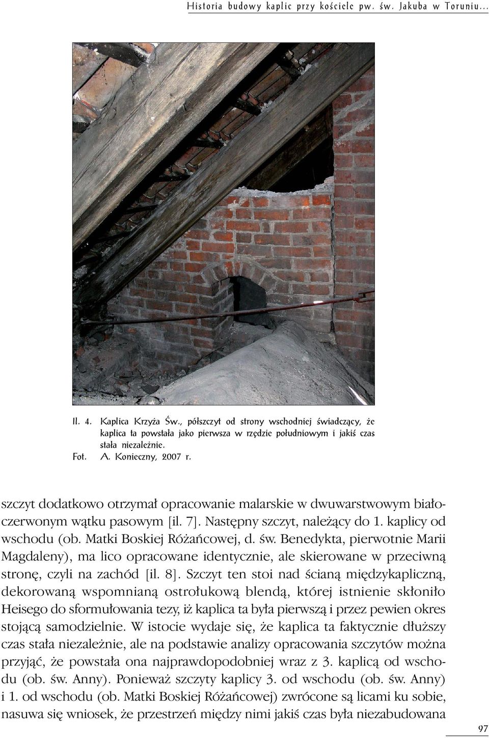 szczyt dodatkowo otrzymał opracowanie malarskie w dwuwarstwowym białoczerwonym wątku pasowym [il. 7]. Następny szczyt, należący do 1. kaplicy od wschodu (ob. Matki Boskiej Różańcowej, d. św.