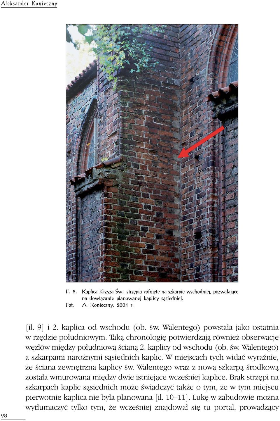 W miejscach tych widać wyraźnie, że ściana zewnętrzna kaplicy św. Walentego wraz z nową szkarpą środkową została wmurowana między dwie istniejące wcześniej kaplice.