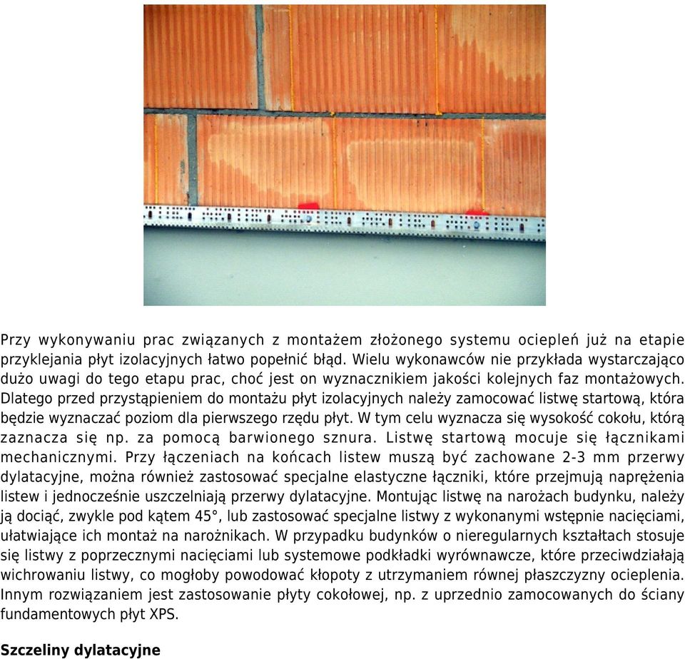Dlatego przed przystąpieniem do montażu płyt izolacyjnych należy zamocować listwę startową, która będzie wyznaczać poziom dla pierwszego rzędu płyt.
