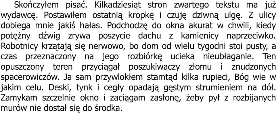Robotnicy krzątają się nerwowo, bo dom od wielu tygodni stoi pusty, a czas przeznaczony na jego rozbiórkę ucieka nieubłaganie.
