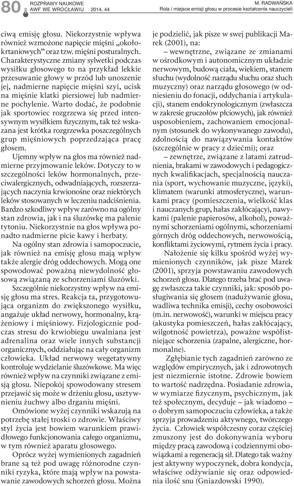 Charakterystyczne zmiany sylwetki podczas wysiłku głosowego to na przykład lekkie przesuwanie głowy w przód lub unoszenie jej, nadmierne napięcie mięśni szyi, ucisk na mięśnie klatki piersiowej lub