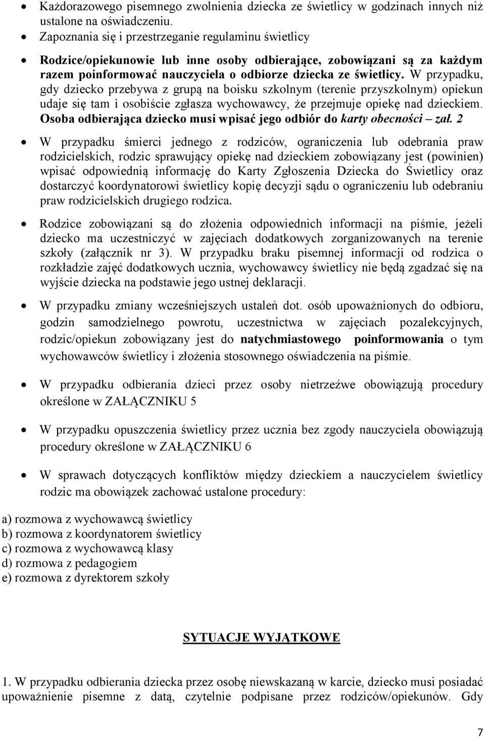 W przypadku, gdy dziecko przebywa z grupą na boisku szkolnym (terenie przyszkolnym) opiekun udaje się tam i osobiście zgłasza wychowawcy, że przejmuje opiekę nad dzieckiem.