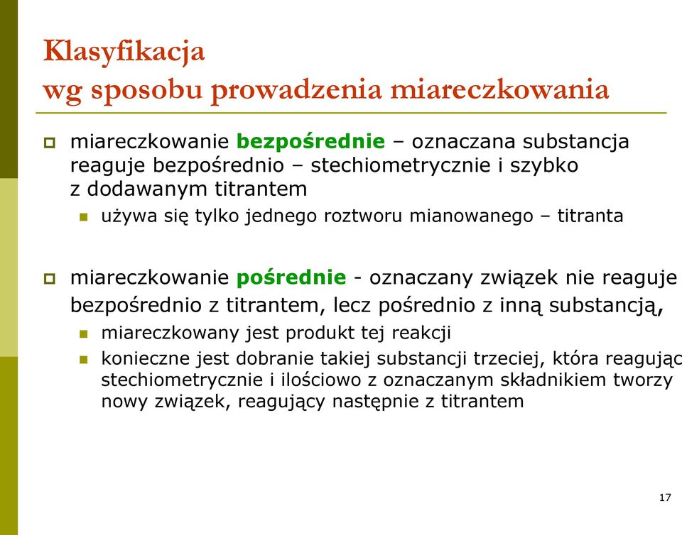 reaguje bezpośrednio z titrantem, lecz pośrednio z inną substancją, miareczkowany jest produkt tej reakcji konieczne jest dobranie takiej