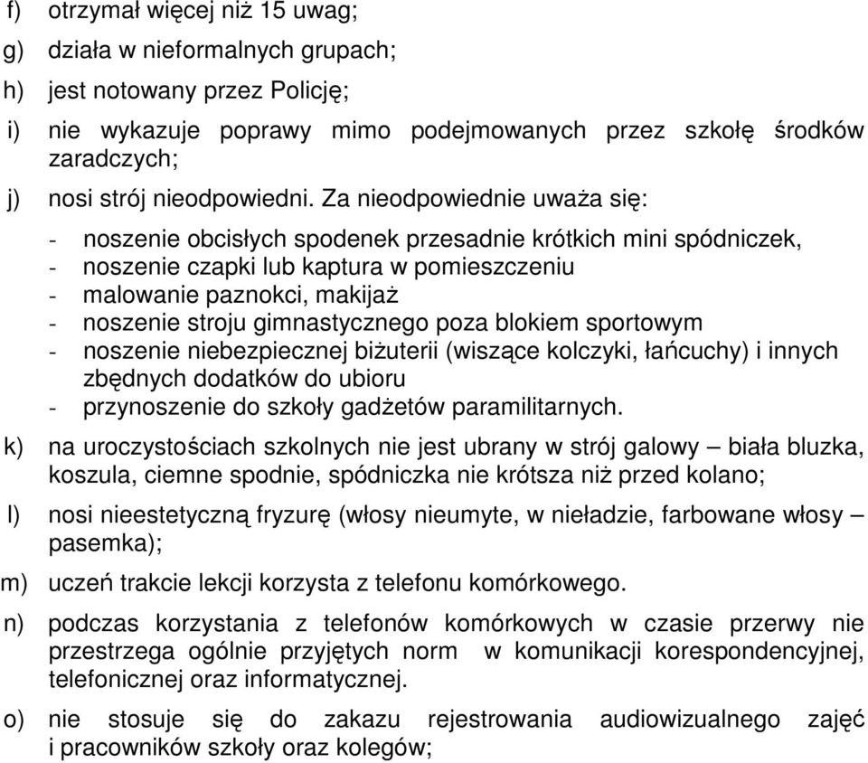 Za nieodpowiednie uwaŝa się: - noszenie obcisłych spodenek przesadnie krótkich mini spódniczek, - noszenie czapki lub kaptura w pomieszczeniu - malowanie paznokci, makijaŝ - noszenie stroju