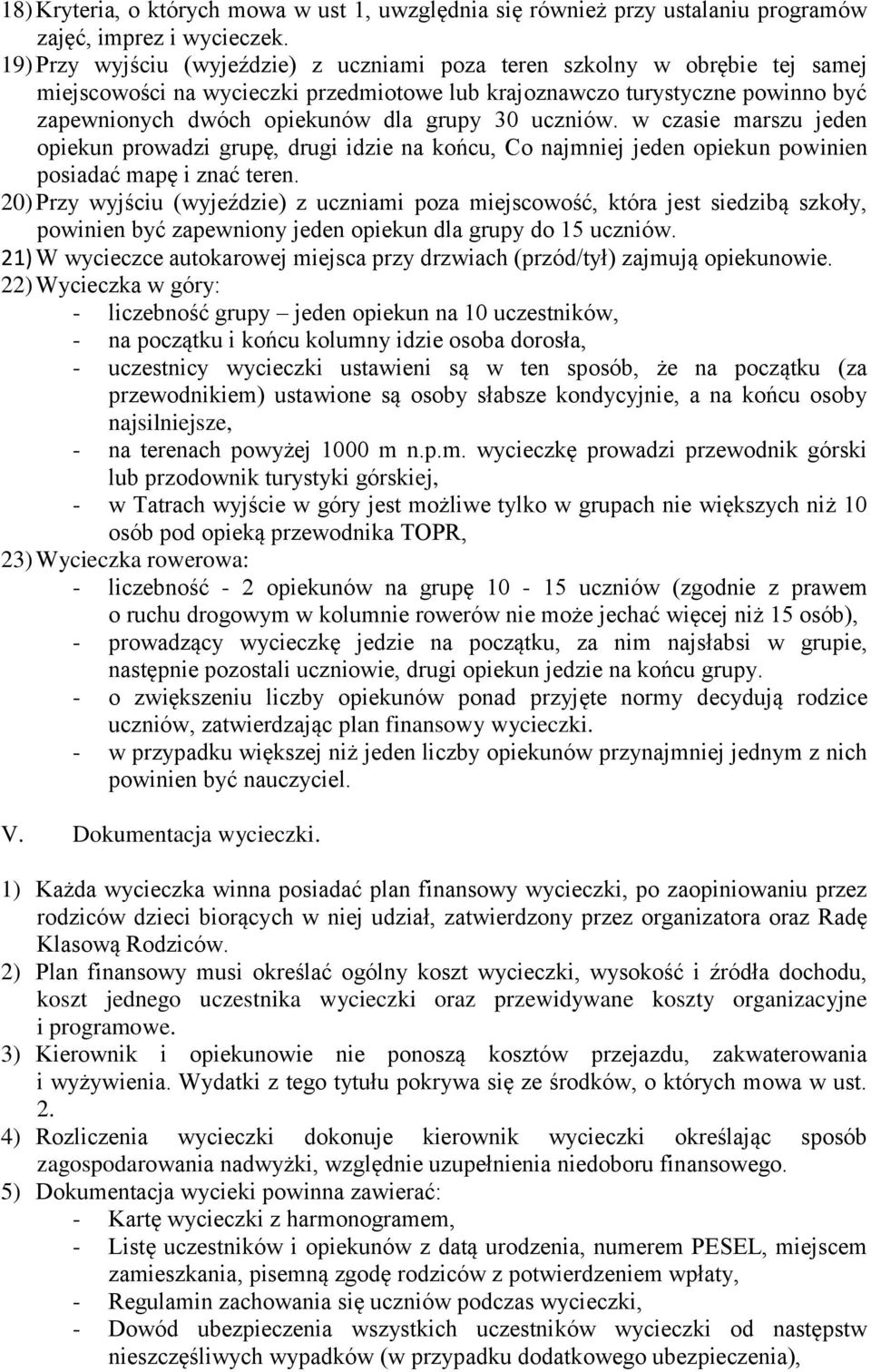 30 uczniów. w czasie marszu jeden opiekun prowadzi grupę, drugi idzie na końcu, Co najmniej jeden opiekun powinien posiadać mapę i znać teren.