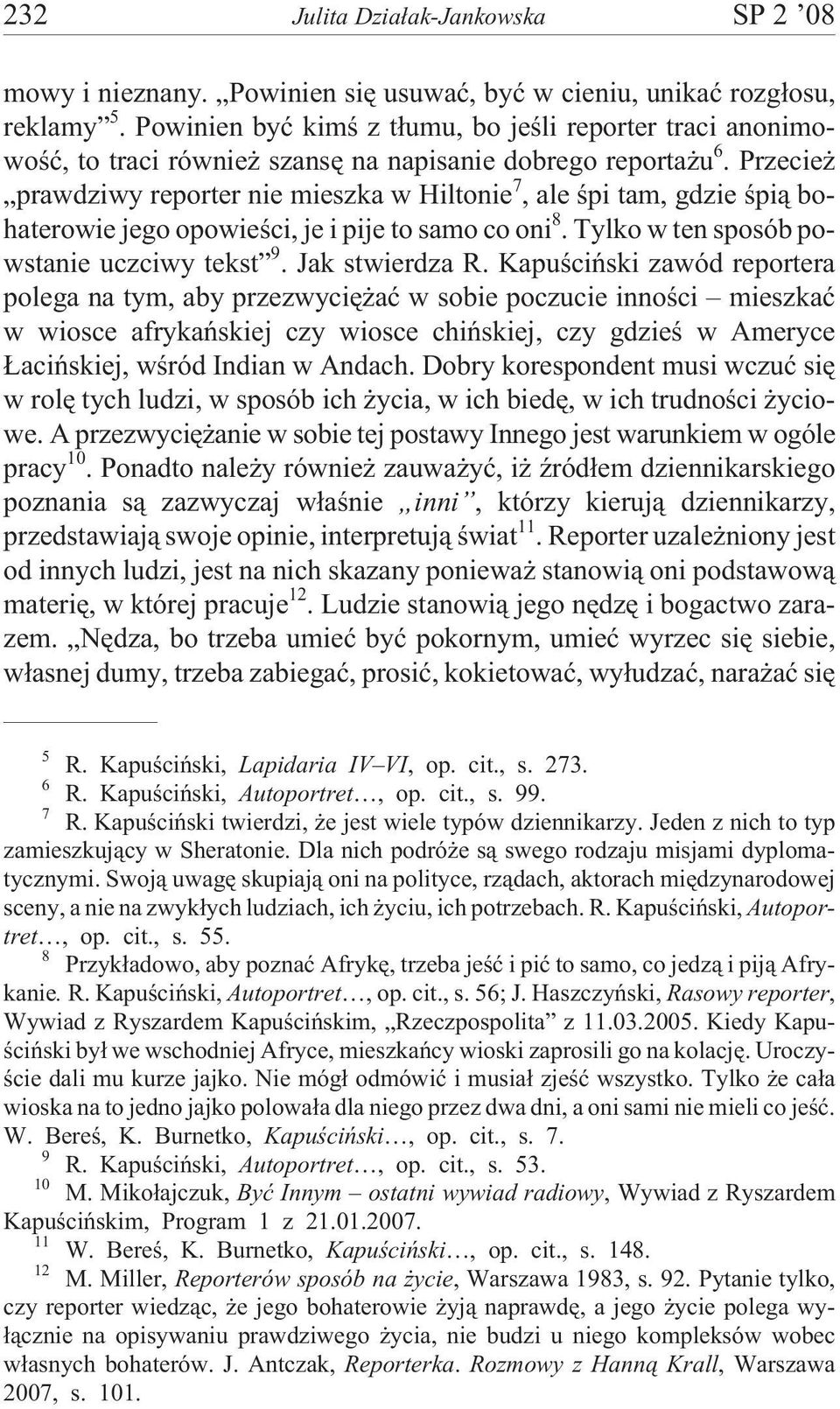Przecie prawdziwy reporter nie mieszka w Hiltonie 7, ale œpi tam, gdzie œpi¹ bohaterowie jego opowieœci, je i pije to samo co oni 8. Tylko w ten sposób powstanie uczciwy tekst 9. Jak stwierdza R.
