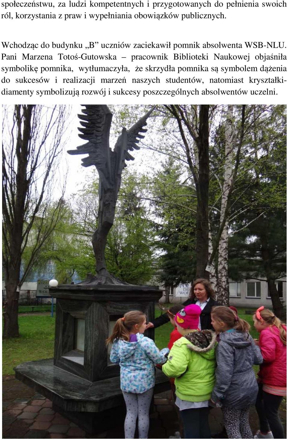 Pani Marzena Totoś-Gutowska pracownik Biblioteki Naukowej objaśniła symbolikę pomnika, wytłumaczyła, że skrzydła pomnika