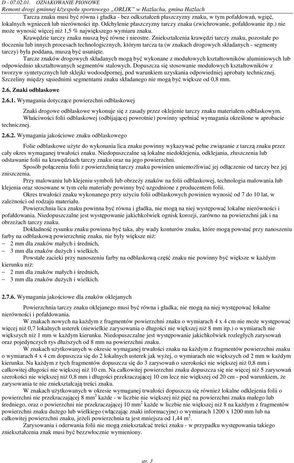 Zniekształcenia krawędzi tarczy znaku, pozostałe po tłoczeniu lub innych procesach technologicznych, którym tarcza ta (w znakach drogowych składanych - segmenty tarczy) była poddana, muszą być