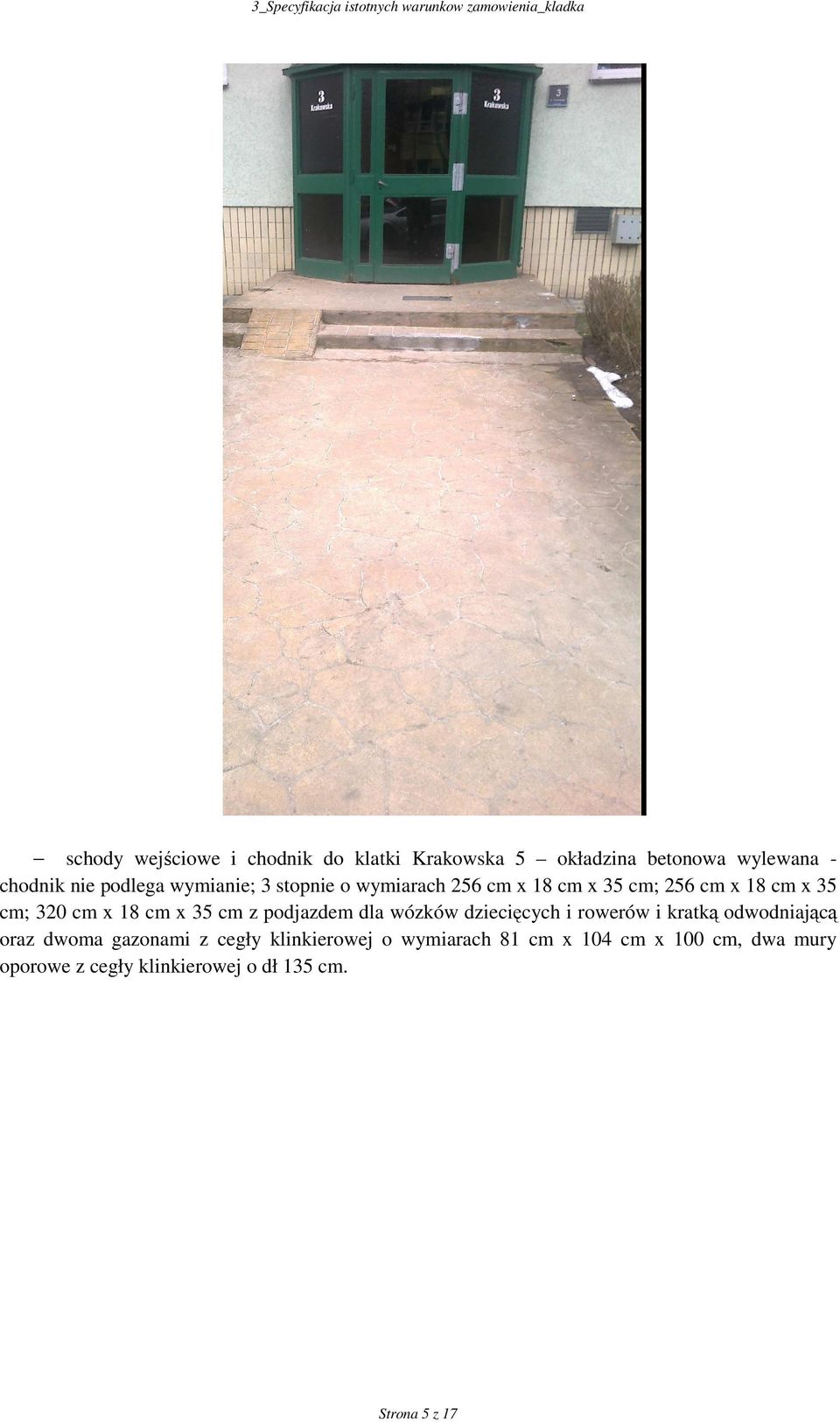 z podjazdem dla wózków dziecięcych i rowerów i kratką odwodniającą oraz dwoma gazonami z cegły
