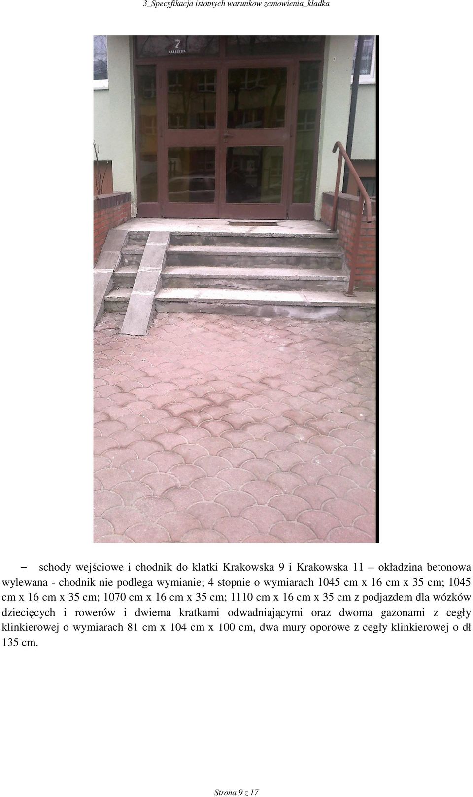 16 cm x 35 cm z podjazdem dla wózków dziecięcych i rowerów i dwiema kratkami odwadniającymi oraz dwoma gazonami z