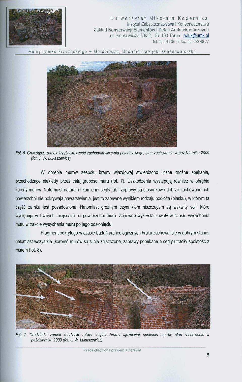 Łukaszewicz) W obrębie murów zespołu bramy wjazdowej stwierdzono liczne grożne spękania, przechodzące niekiedy przez całą grubość muru (fot. 7). Uszkodzenia występują również w obrębie korony murów.