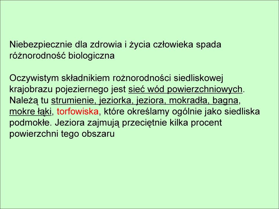 Należą tu strumienie, jeziorka, jeziora, mokradła, bagna, mokre łąki, torfowiska, które