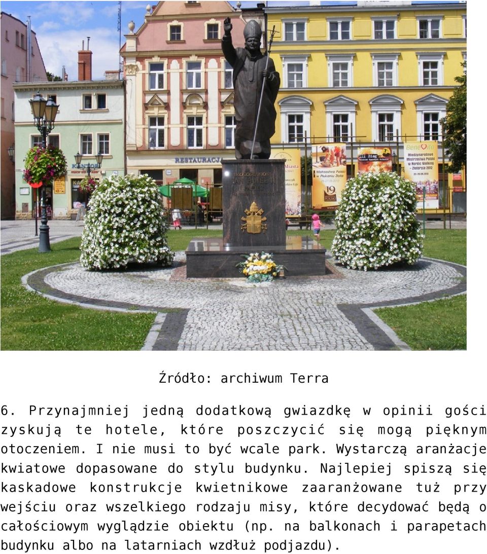 Najlepiej spiszą się kaskadowe konstrukcje kwietnikowe zaaranżowane tuż przy wejściu oraz wszelkiego rodzaju