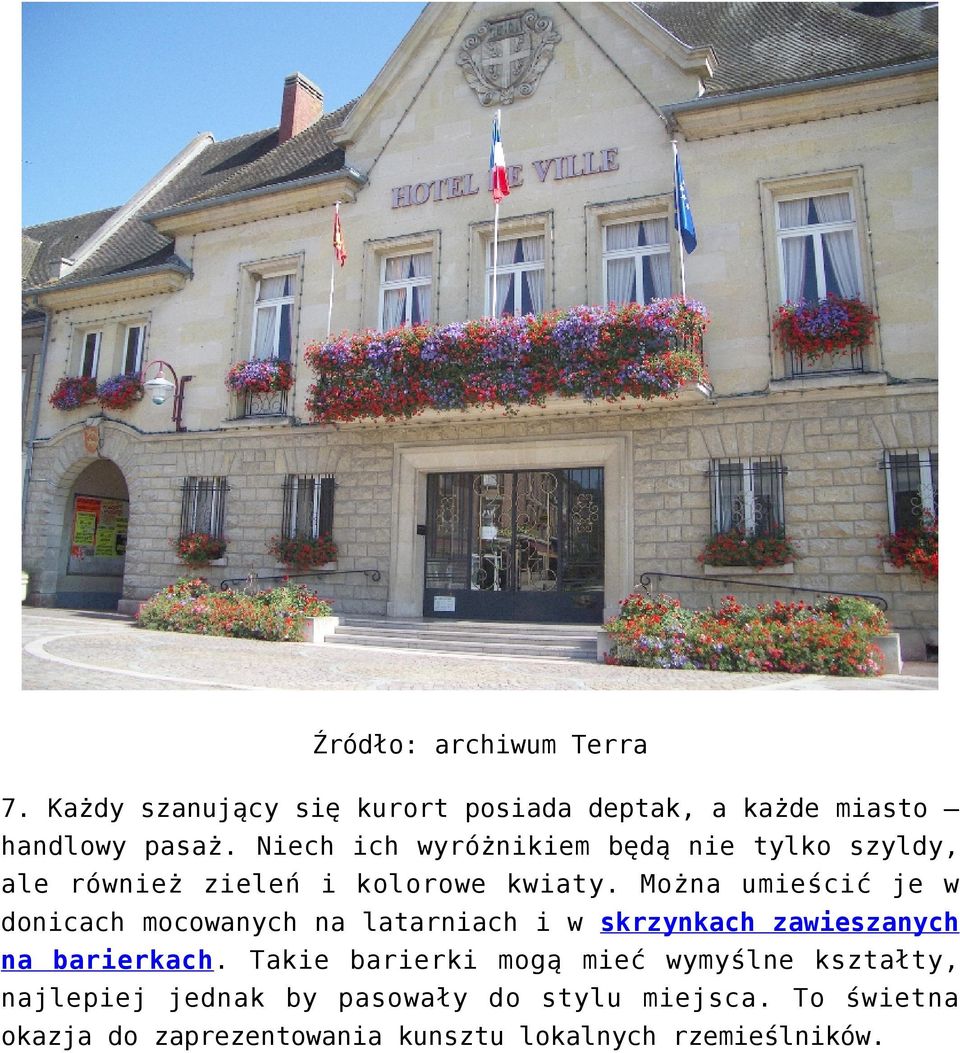 Można umieścić je w donicach mocowanych na latarniach i w skrzynkach zawieszanych na barierkach.
