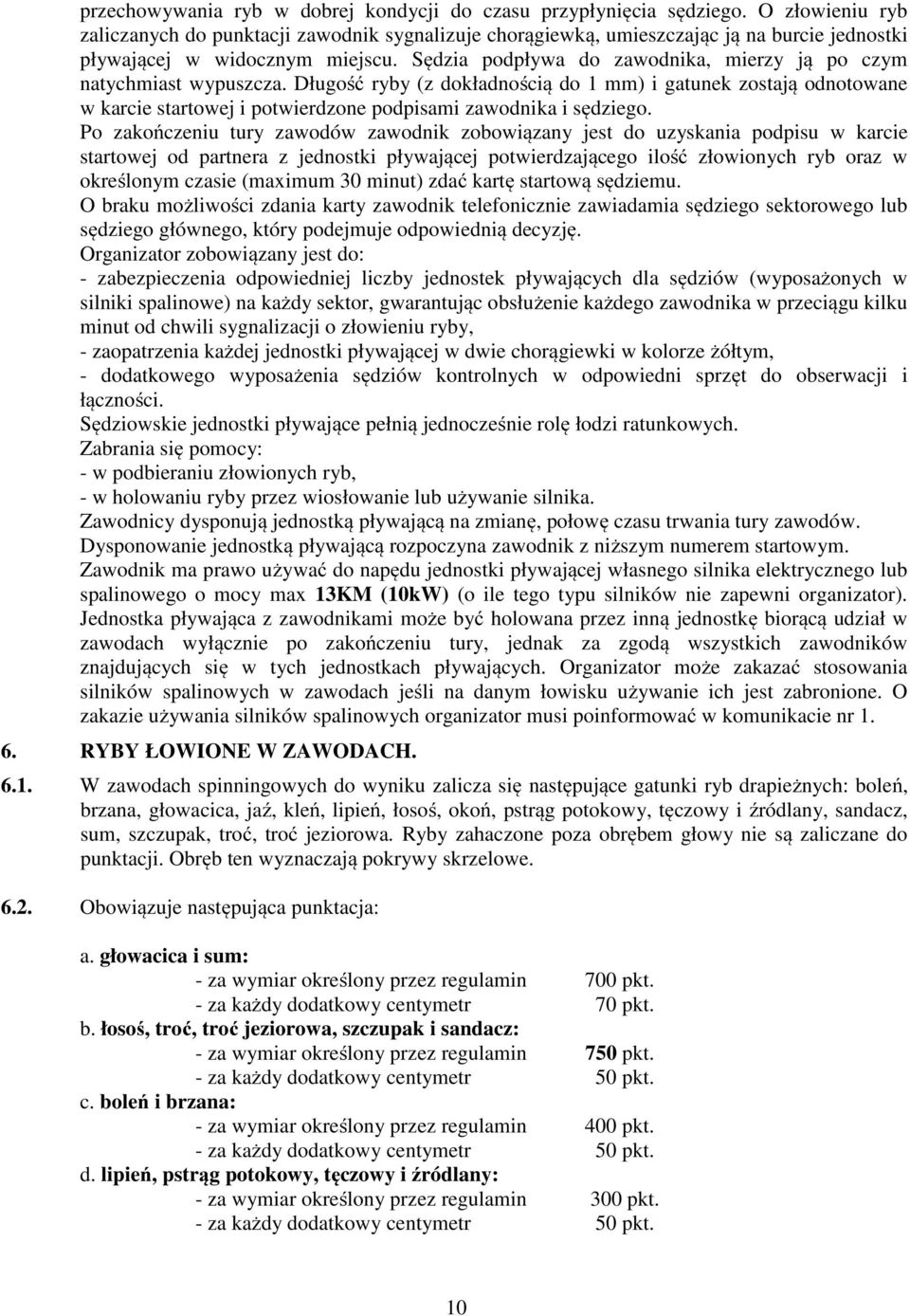 Sędzia podpływa do zawodnika, mierzy ją po czym natychmiast wypuszcza.