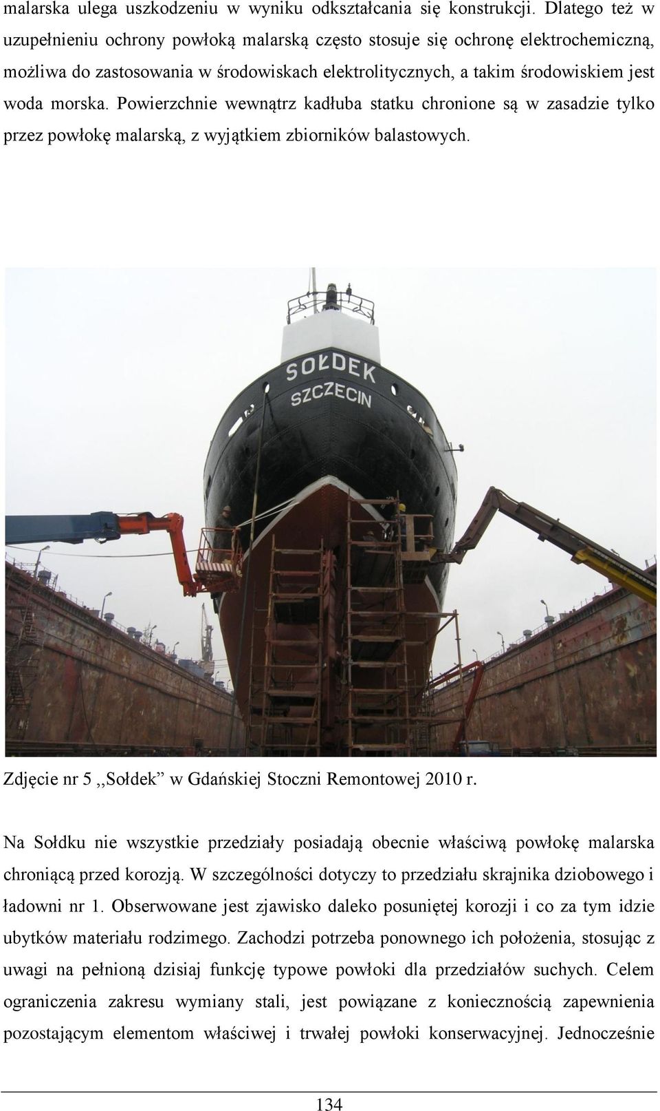 Powierzchnie wewnątrz kadłuba statku chronione są w zasadzie tylko przez powłokę malarską, z wyjątkiem zbiorników balastowych. Zdjęcie nr 5,,Sołdek w Gdańskiej Stoczni Remontowej 2010 r.