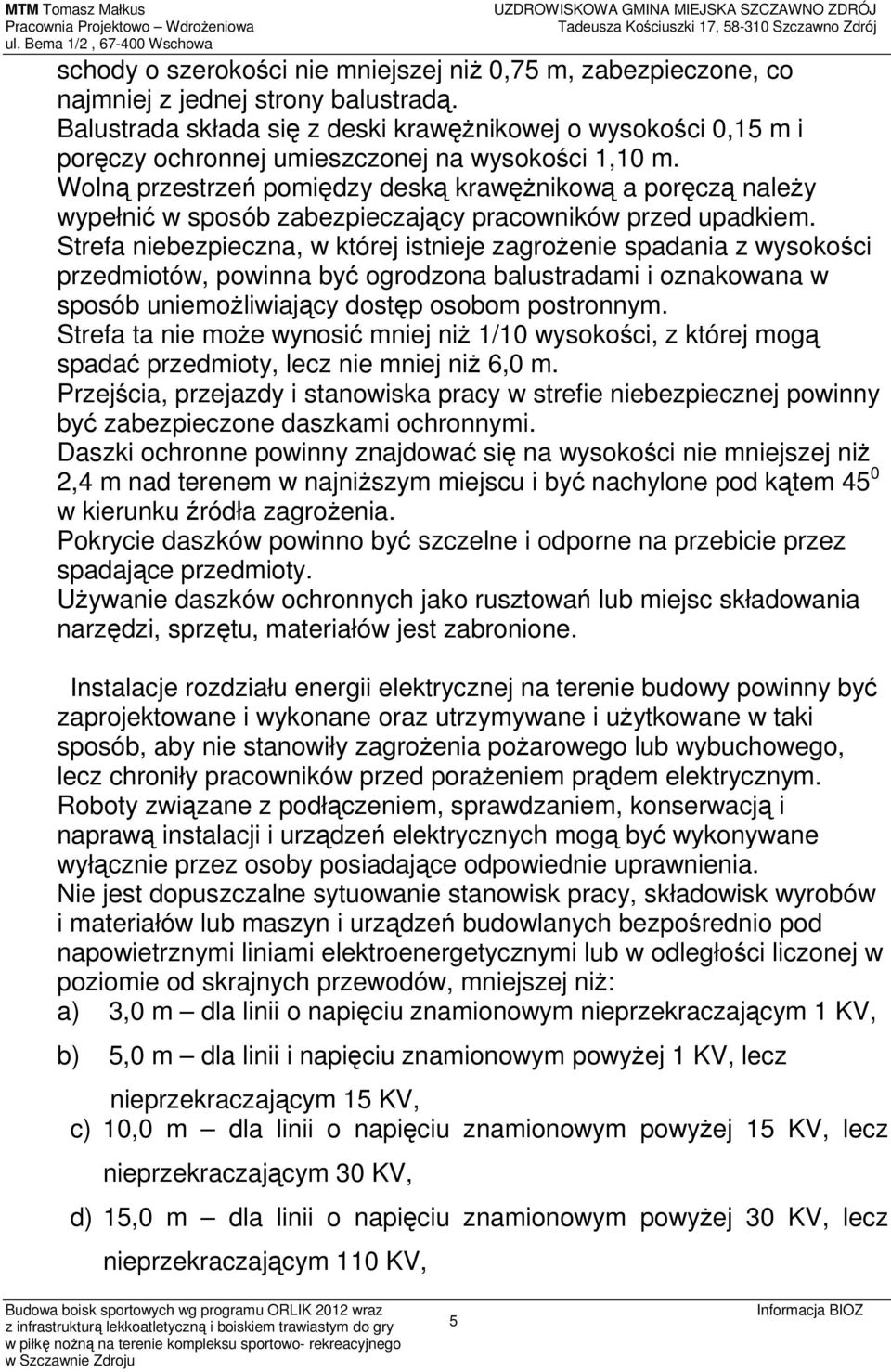 Wolną przestrzeń pomiędzy deską krawężnikową a poręczą należy wypełnić w sposób zabezpieczający pracowników przed upadkiem.