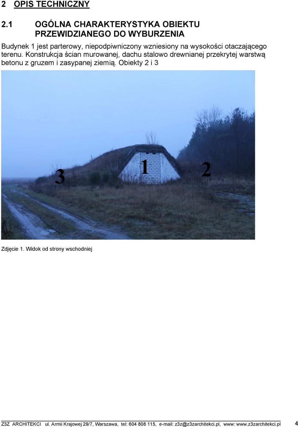 na wysokości otaczającego terenu.