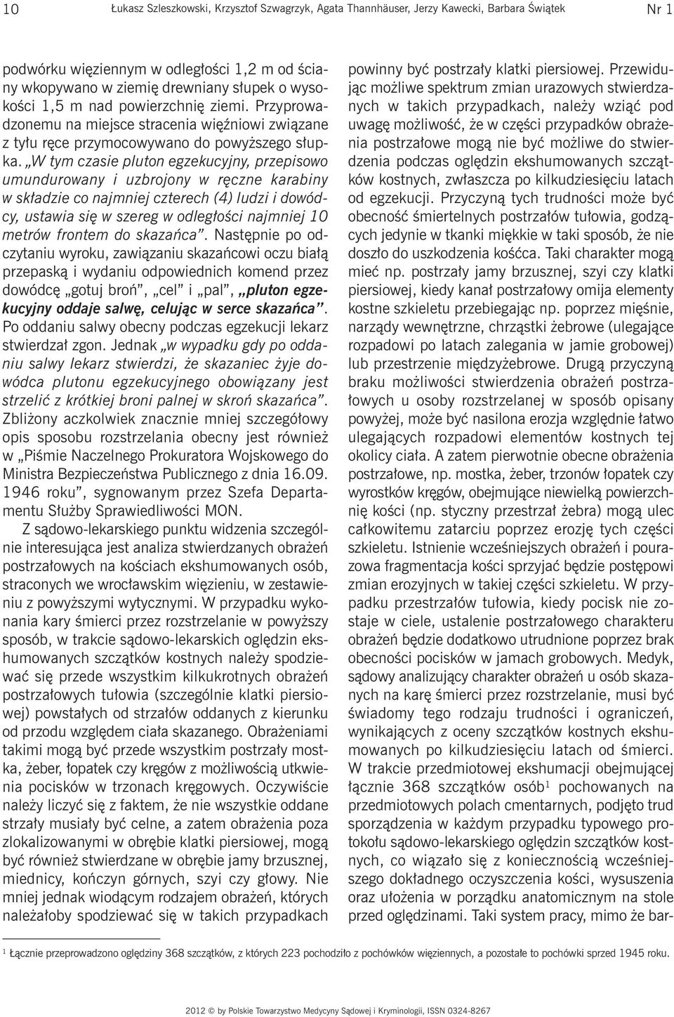 W tym czasie pluton egzekucyjny, przepisowo umundurowany i uzbrojony w ręczne karabiny w składzie co najmniej czterech (4) ludzi i dowódcy, ustawia się w szereg w odległości najmniej 10 metrów