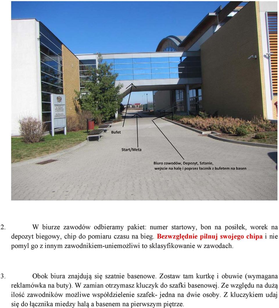 Obok biura znajdują się szatnie basenowe. Zostaw tam kurtkę i obuwie (wymagana reklamówka na buty).