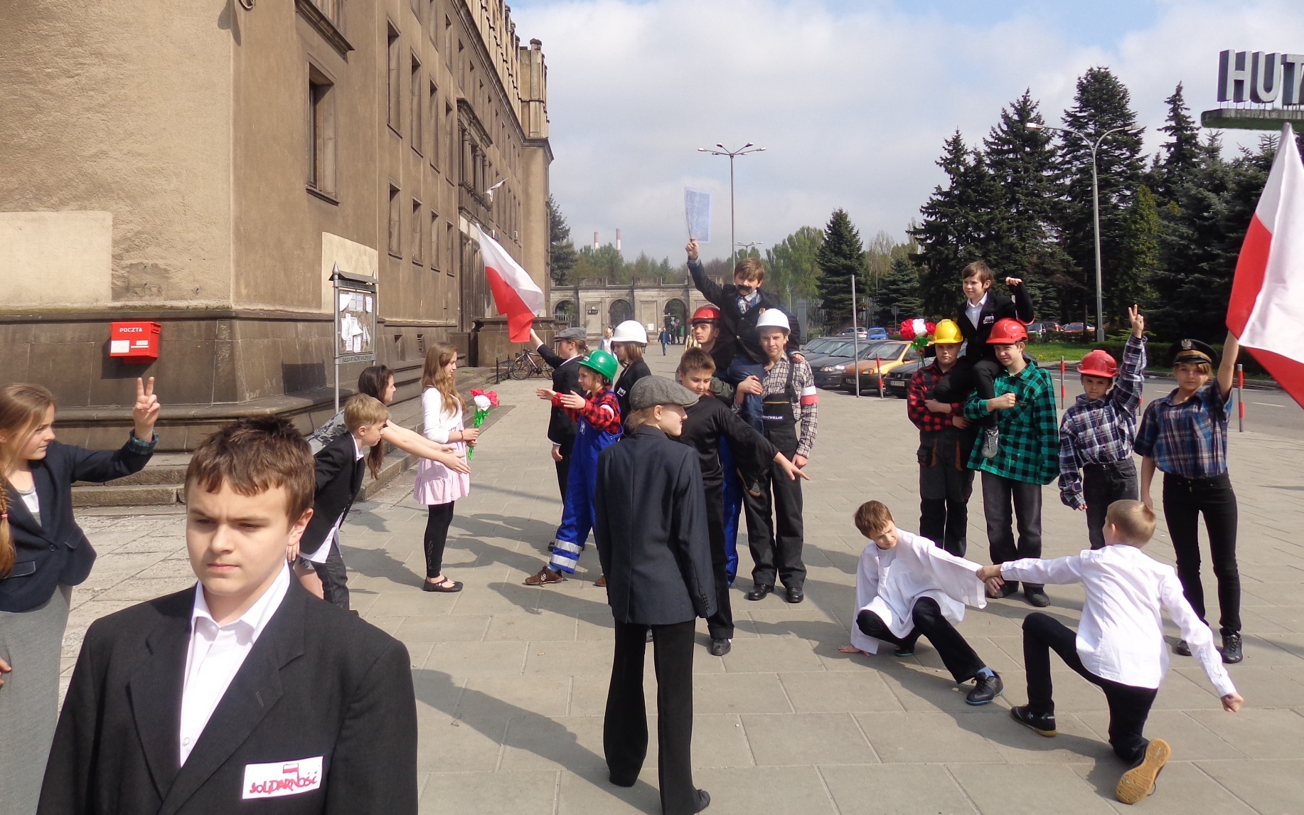 wolności i suwerenności narodu polskiego Z tejże okazji klasa VI c przygotowała nowatorską interpretację dzieła Jana Matejki "Konstytucja 3 maja" Uczniowie wcielili się w postaci historyczne