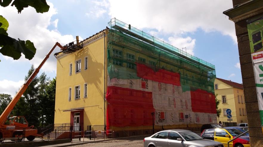 INWESTYCJE PROWADZONE NA TERENIE GMINY SZPROTAWA Modernizacja dachu na budynku Zespołu Szkół nr 1 przy pl. Kościelnym w Szprotawie Wykonawca: PHB Tymiński Sp. jawna z Leszna Wlkp.