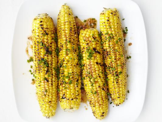 Grillowana kukurydza 885 25,4g 157,7g 26,2g - Wykonane porcje: 4 4 kolby świeżej kukurydzy (700g) 4 łyżeczki roztopionego masła 2 łyżki bazylii 1 ząbek czosnku 1 łyżka posiekanej natki