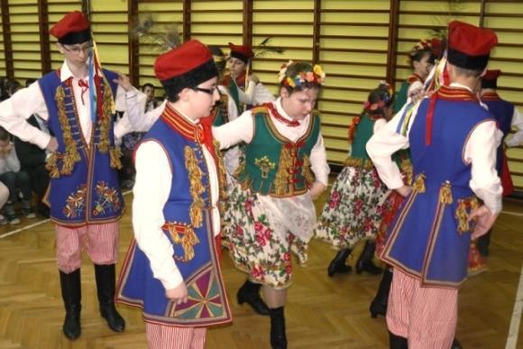 Uczniowie występują w oryginalnych strojach krakowskich,