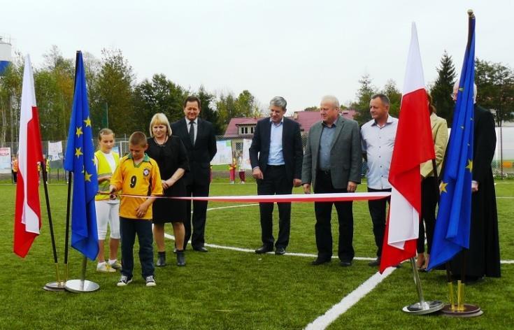 Otwarcie boiska sportowego ze sztuczną nawierzchnią sportowy piknik.