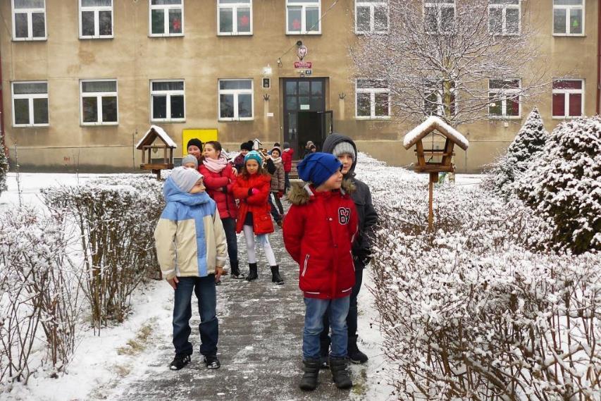 Uczniowie PSP w Mokrzyskach chętnie włączają się we wszystkie działania ekologiczne (ogólnopolskie i lokalne) oraz inicjują własne, a ich koordynatorem jest nauczyciel przyrody.