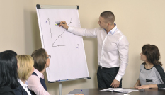 Lean w usługach (studia tradycyjne) WSB Poznań - Studia podyplomowe Opis kierunku Lean w usługach - studia podyplomowe w WSB w Poznaniu Procesy w firmach usługowych można określić jako trudne z