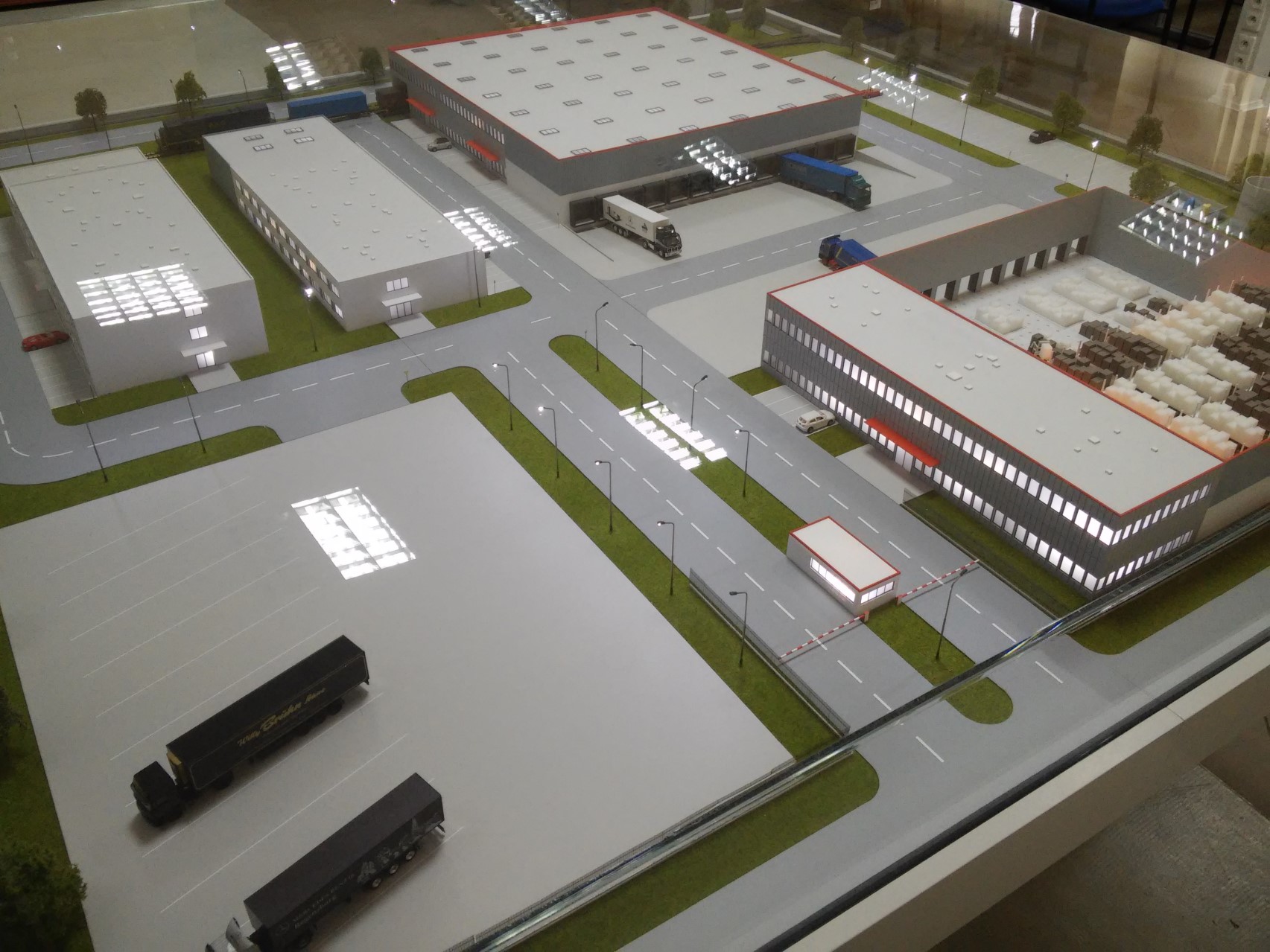Dwa nowoczesne laboratoria (audytoryjne i techniczne) posiadają nowoczesne stanowiska logistyczne badawczo-naukowe wyposażone w unikatową aparaturę i