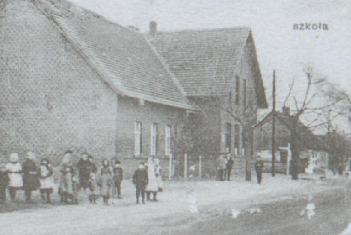 Pierwsze wzmianki o istnieniu szkoły w Pruścach pochodzą z roku 1423, następne z 1628 roku.